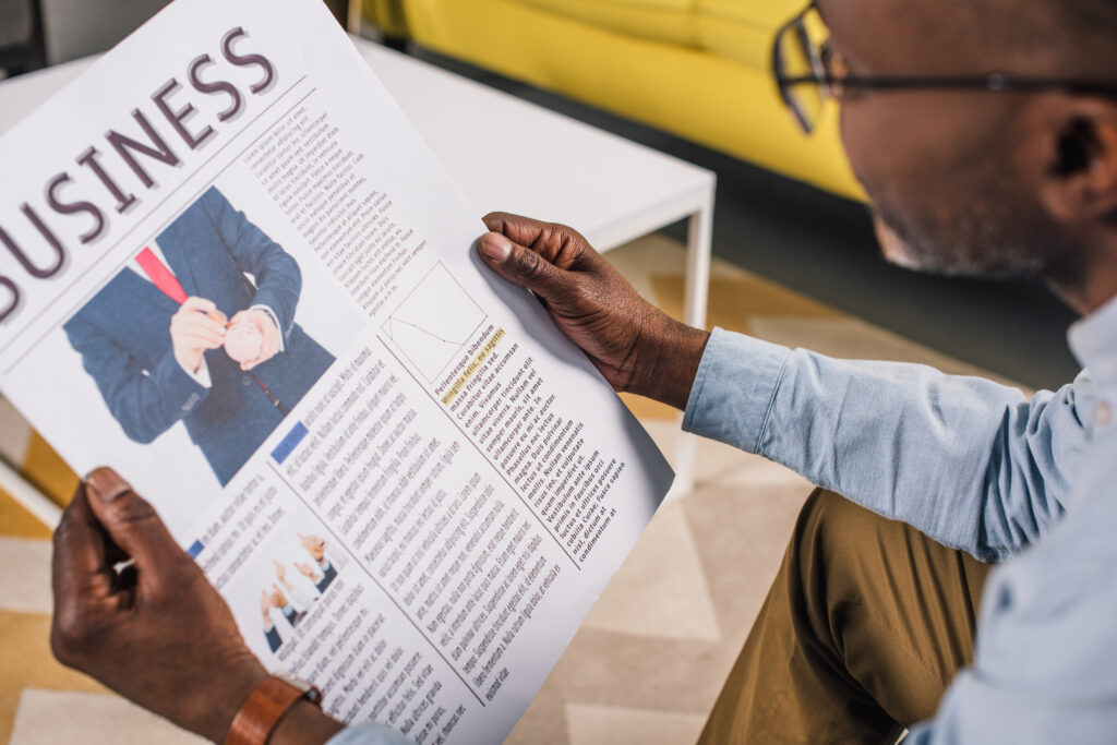homme qui lit une journal de business